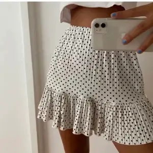 Superfin prickig kjol från zara:) sparsamt använd!! stretchig i tyget så passar alla storlekar💖