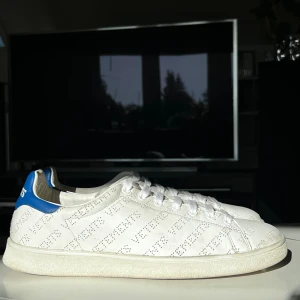 Vetements sneakers - Vetements sneakers i helt ok skick! Finns tecken på användning men defintivt mycket kärlek kvar i skorna. Nypris 7895,00 SEK! Skolartong samt prislapp medföljer. Skriv vid eventuella frågor om skorna!