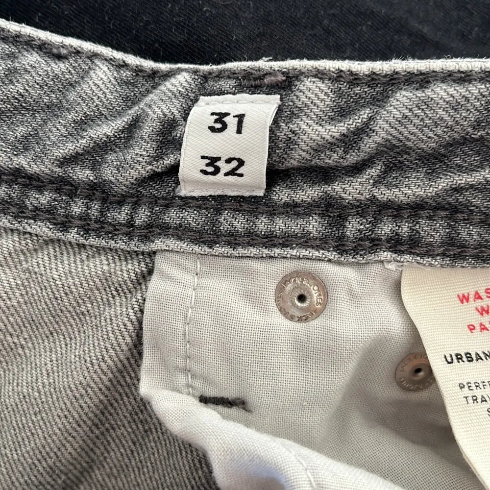 Säljer nu ett par ljusgråa  Jack & Jones jeans då jag inte använder dom längre,pris går att diskutera. Jeans & Byxor.