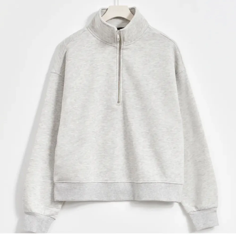 Jag säljer en ljusgrå långärmad tröja från Gina Tricot med silvrig dragkedja. Tröjan är oanvänd och är i fint sick! Säljer för att den inte kommer till någon användning. Den är slutsåld på hemsidan❤️Nypris 360kr. Neuletakit & Villapaidat.