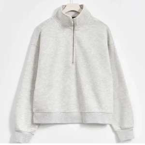 Grå tjocktröja med dragkedja  - Jag säljer en ljusgrå långärmad tröja från Gina Tricot med silvrig dragkedja. Tröjan är oanvänd och är i fint sick! Säljer för att den inte kommer till någon användning. Den är slutsåld på hemsidan❤️Nypris 360kr