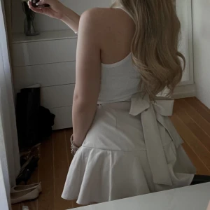 Kjol med rosett  - Jättegullig ljus beige kjol med en rosett i bak från zara🎀