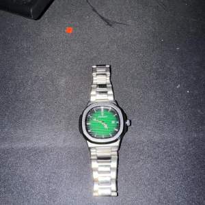 jätte fin klocka som lysser den fina gröna färgen i mörker köpte den för 650 kr och säljer den för 450kr