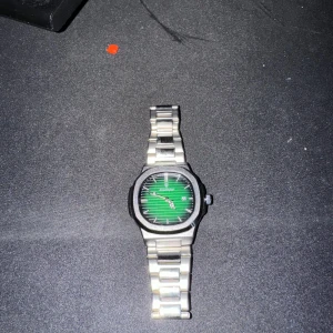  POEDAGAR   Emerald Green klocka - jätte fin klocka som lysser den fina gröna färgen i mörker köpte den för 650 kr och säljer den för 450kr