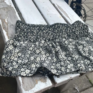 Volangkjol zara - Mönstrad kjol från Zara❤️🥰Har blivit lite liten för mig annars älskar jag den❤️ Knappt använd och toppskick med ett jättefint småblommigt mönster