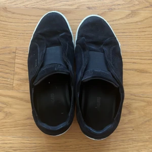 Arigato - Hej! Säljer mina Arigato skor i storlek 42 eftersom jag har tröttnat på dom och vill ha andra skor. Dom har använts en del men är fortfarande i ett gott skick. Nypris: 2550kr Mitt pris: 1000kr