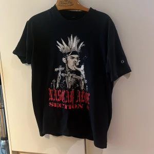 Rare Nascar Aloe x Section 8 Tee - Gammalt Nascar Aloe merch från Section 8 collab