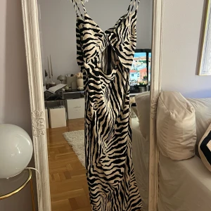 Långklänning  - Zebra klänning  Slutsåld på Nelly  Storlek s 