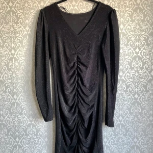 Snygg aftonsklänning - Svart glittrig klänning!