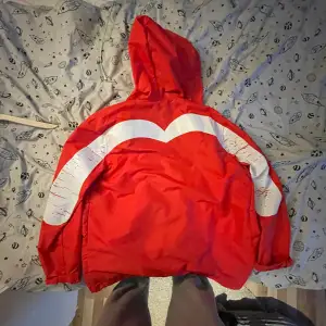 Säljer nu denna röda EVISU jacka då jag inte använder den. Knappt använt själv. Vintage, köpt på 50 Archives popup i Södermalm för något år sedan. Storleken är XL. Pris kan definitivt diskuteras. Kontakta om du har frågor och så vidare!