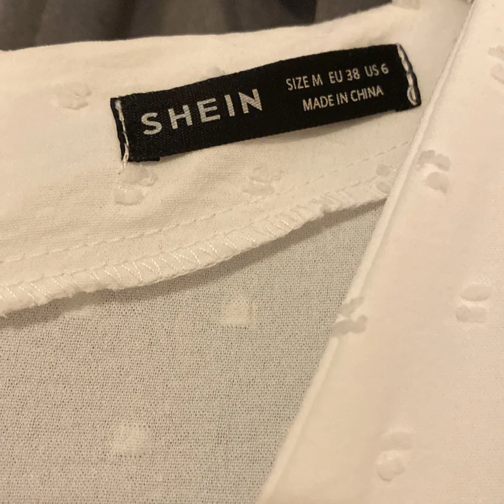 Säljer denna vita klänning från Shein, använt 1 gång, säljer för att den inte kommit till användning!🤍. Klänningar.
