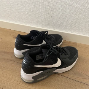 Nike air max  - Säljer dessa Nike air max då jag inte använder dom längre. Inköpta för flera år sedan men är fortfarande i fint skick! Storlek 39. 