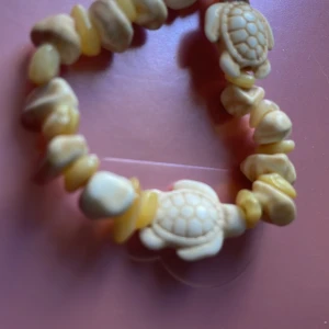 🐢💛🌟🐚 - Egengjord armban🌟Alla går att få i speciella storlekar vid intresse men alla Är gjorda på stretchig tråd så passar dom flesta 💜