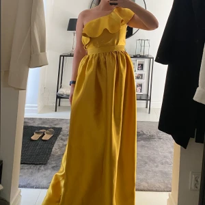 Gul By Malina klänning - Ser ut som andra bilden fast i sidenmaterial och ett skärp (som man ser i de andra bilderna). By Malina. Kan hämtas i Rönninge.  Använd två gånger.  Storlek M.  Nypris: Ca 3500kr.  Kemtvättad💛