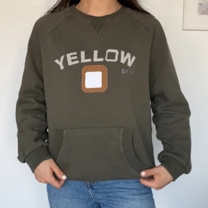 Sweatshirt - ⭐️Sweatshirt  ⭐️⭐️ jättebra skick  ⭐️⭐️⭐️ är liten i storlek