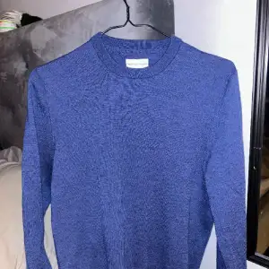 Stickad tröja i marinblå färg från the glory days. Tröjan är i mycket bra skick