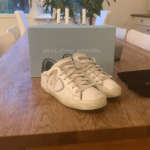 Phillipe modells - Tjena! Jag säljer mina Phillipe modell jag fått i födelsedagspresent som e i väldigt bra skick. De är i storlek 39. Box och dustbag ingår. Pris kan diskuteras! Ny pris 3700kr