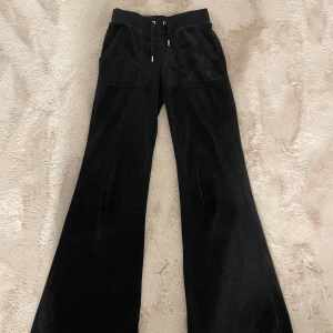 Svarta flare juciy couture byxor - Bra skick, säljer dessa för att de är för stora på mig. I storlek xxs 