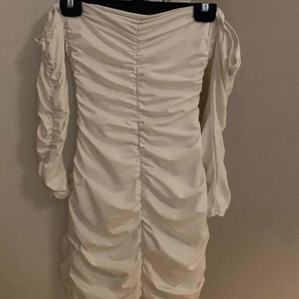 En fin vit klänning i storlek XS från SHEIN. Använd en gång. Klänningar.
