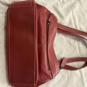 Röd vintage läderväska - En supersnygg vintageväska från ”St Jhons Bay”. Väskan har inga repor eller skador (skriv för fler bilder) och är köpt i USA! 💌