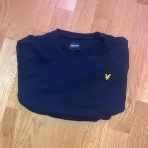Lyle & scott tröja marinblå skick 10/10 - Helt oanvänd tröja den är tunn och perfekt nu på sommaren den är i storlek S 