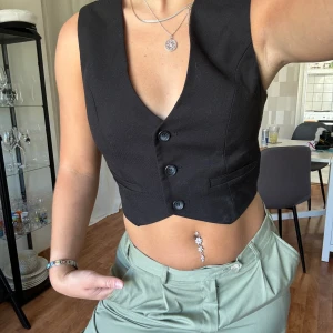 Blazer Vest Ginatricot - Supersnygg Blazer vest från Ginatricot. Aldrig använd med prislappen kvar. Perfekt till fest! 💓