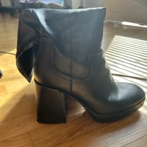 Stövlar  - Snygga stövlar som jag själv använt en gång men ser helt nya ut