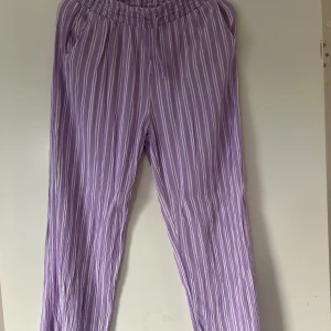 Lila byxor 💜  - Jätte söta lila byxor sköna och jätte söt färg nu till sommaren 