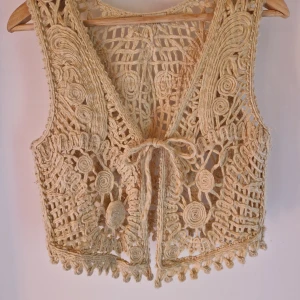 Stickad väst  - Stickad väst, vintage look, coquette look, bra skick, bra för lager, casual och formel