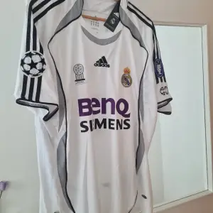 Real Madrid tröja från säsongen 2006-07 i storlek XL. Den har varit inramad och är helt oanvända, köpt i Spanien 2006 är helt äkta. Kan skickas vid behov MVH