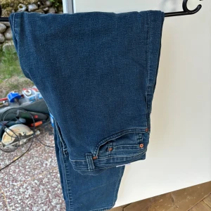 Levis jeans mörklblå - Levis jeans 502or helt nya och oanvända! Är en L och dessa passar perfekt! Ord pris 1200