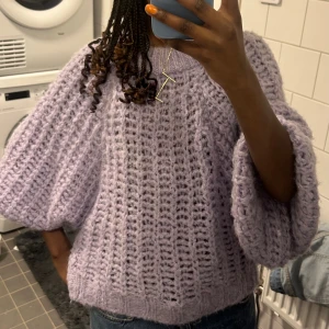 Stickad tröja - Säljer en liknade stickad Ganni tröja! Tröjan har några smink fläckar som inte är synliga på bilderna men kan skicka privat! Försvinner nog i tvätten och är utöver det i gott skick!! Är i storlek L men passar S/M/L, själv bär jag S💜💜