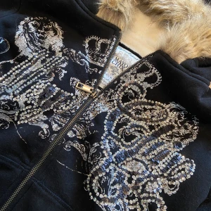 Y2k Rhinestones Hoodie tröja - Helt ny Mayo Chix med lappen kvar. Varm och gosig tröja med riktigt fina 2000-tals detaljer. 