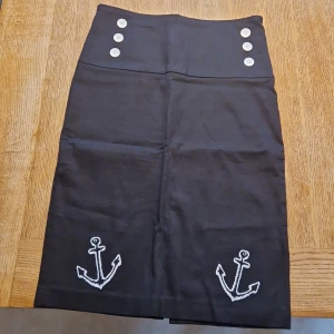 Kjol - Liten i storlek. Hög midja. Pennkjol