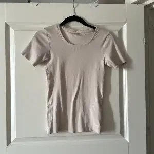 En t-shirt som har en liten fläck men som inte syns jätte mycket🩷 Köpare står för frakt