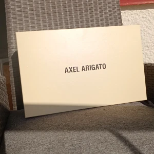 Axel arigato laceless  - Nästan helt nya Axel arigatos inköpta 2024-04-09 modell clean 360 laceless black. Nypris 2500kr. Säljs med kartong,dustbag och allt som kommer med i boxen. Hör av er för mer bilder