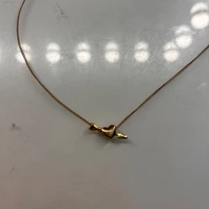 L8 Halsband  - Super gulligt halsband från Lotta Hasselblad, bra skick  Säljer då jag bara använder silversmycken och hade gärna bytt mot en i silver🫶 Nypris 680, små smutsigt på ena sidan men inget som syns 