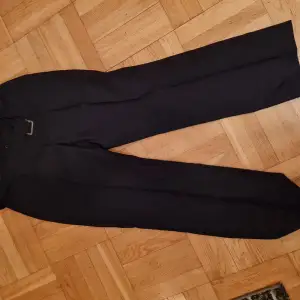 Svarta kostymbyxor från märket kappahl i storlek 44. Dom är I bra skick och väldigt sparsamt använda