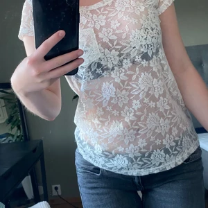  Vit spetstopp  - Fin vit spetstopp i bra skick köpt på Vinted. Säljer då den tyvärr inte kommer till användning💗