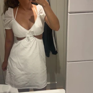 Klänning  - En jättefin klänning som aldrig är använd❤️lappen är kvar😊 köptes för 200😋