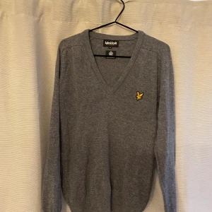 Stickad tröja - Lyle & Scott stickad tröja med v-ringning.  Storlek M Bra skick 