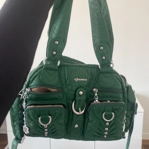 Väska - Snygg grön skin väska