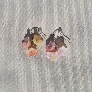 Rosa Blomsterörhängen - °●•○☆○☆ Ca 3 cm långa totalt.  tags: handgjorda smycken, handgjorda örhängen, söta, coquette, cottagecire, fairycore, aesthetic