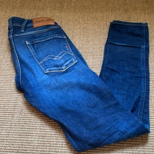 Replay jeans - Otroligt snygga replay ”anbass” (slim fit). Fint skick, storlek 28/32