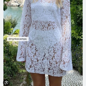 Vit spetsklänning  - Vit spetsklänning från NA-KD som är slutsåld, köpte till min student förra året. Klänningen är uppsydd och även insydd en aning i midjan för en lite mer figursydd stil. Längd: 72 cm  Har en liten grå fläck vid baksidan av vänstra ärmen, se sista bild