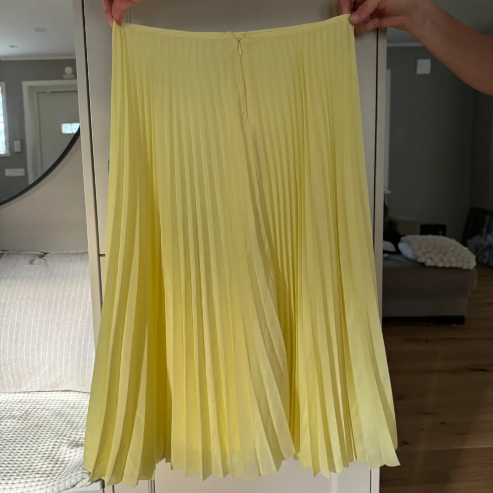 Fin gul kjol från Samsøe Samsøe (Juliette skirt a-linjekjol yellow pear). Nyskick. Ny pris 1195kr, säljer för 599kr.😊. Kjolar.