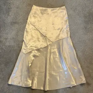 Superfin kjol från Inwear som är helt oanvänd då den inte passar 🤍🤎Nypris: 1500 kr