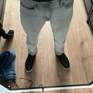 Levis 511 slim  - Ett par riktigt trendiga och snygga jeans från Levis och det är modellen 511 slim i en ljusgrå färg. Storleken på jeansen är W29 L30. Har använt jeansen fem gånger men inga defekter alls på dem utan fel och fläckfria!  Hör av dig vid funderingar!