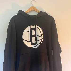 Brooklyn nets hoodie - säljer då den absolut aldrig används, tecken på användning men fortfarande bra skick, skriv vid funderingar!
