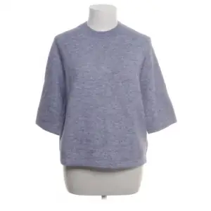 jättefin blå kortärmad tröja från & other stories i bra skick, säljer då den inte kommer till användning 